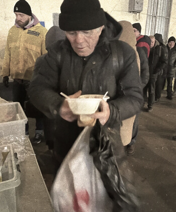 Фотография помощи бездомным