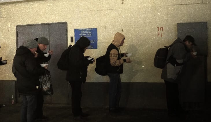 Фотография помощи бездомным